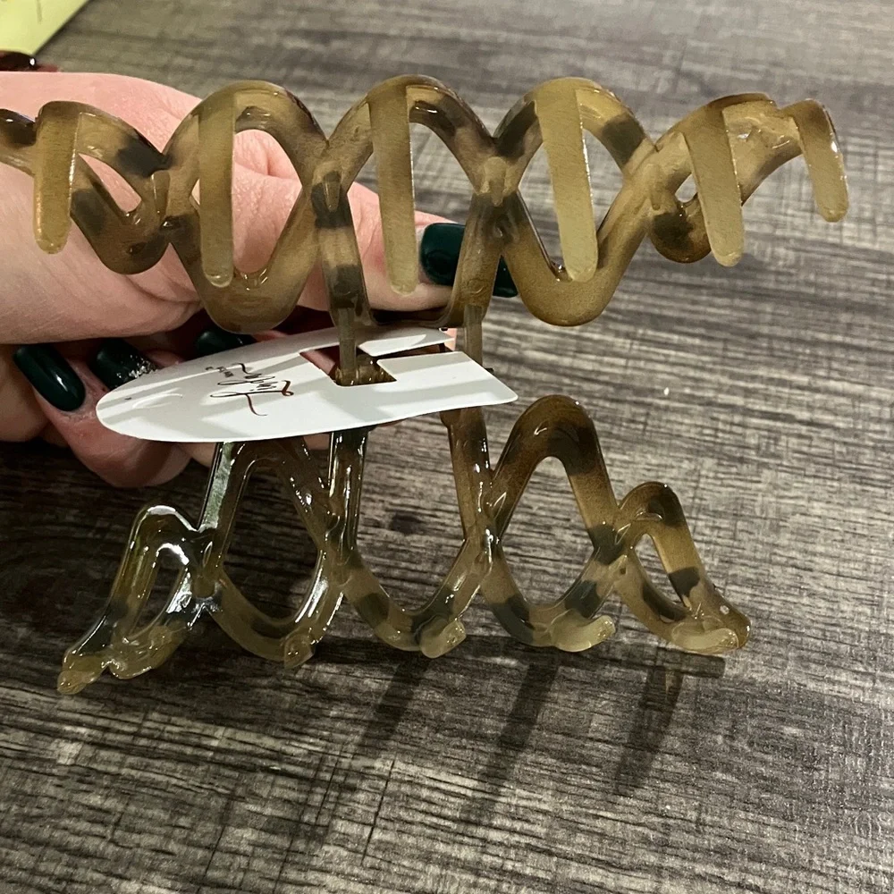 Tan Wavy Hair Clip